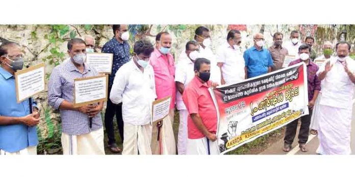 കേരളത്തിലെ റേഷന് വ്യാപാരികള്ക്ക് ഭക്ഷ്യക്കിറ്റ് വിതരണം ചെയ്തതിന്റെ കമ്മീഷന് നല്കിയില്ല കേരളത്തിലെ റേഷന് വ്യാപാരികള്ക്ക് ഭക്ഷ്യക്കിറ്റ് വിതരണം ചെയ്തതിന്റെ കമ്മീഷന് നല്കിയില്ല