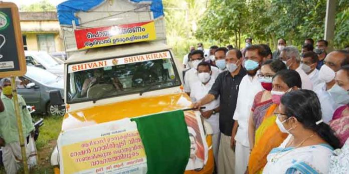 ആദിവാസി ഊരുകളില് ഇനി റേഷന് നേരിട്ടെത്തും ; സഞ്ചരിക്കുന്ന റേഷന് കടയ്ക്ക് തുടക്കം ആദിവാസി ഊരുകളില് ഇനി റേഷന് നേരിട്ടെത്തും ; സഞ്ചരിക്കുന്ന റേഷന് കടയ്ക്ക് തുടക്കം