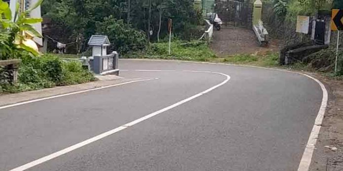 അപകടക്കെണിയായി അട്ടച്ചാക്കൽ കുമ്പളാംപൊയ്ക റോഡിലെ വളവ് അപകടക്കെണിയായി അട്ടച്ചാക്കൽ കുമ്പളാംപൊയ്ക റോഡിലെ വളവ്