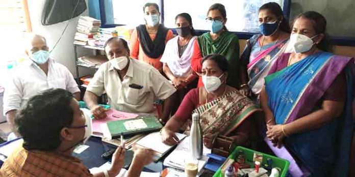 കാര്യങ്ങള് പഠിച്ചിട്ടുപോരെ പ്രസിഡന്റേ….. സമരത്തിനിറങ്ങാന് ; ജനങ്ങളുടെ മുമ്പില് നാണംകെട്ട് പഴവങ്ങാടി പഞ്ചായത്ത് പ്രസിഡന്റ് അനിതാ അനില്കുമാര് കാര്യങ്ങള് പഠിച്ചിട്ടുപോരെ പ്രസിഡന്റേ….. സമരത്തിനിറങ്ങാന് ; ജനങ്ങളുടെ മുമ്പില് നാണംകെട്ട് പഴവങ്ങാടി പഞ്ചായത്ത് പ്രസിഡന്റ് അനിതാ അനില്കുമാര്