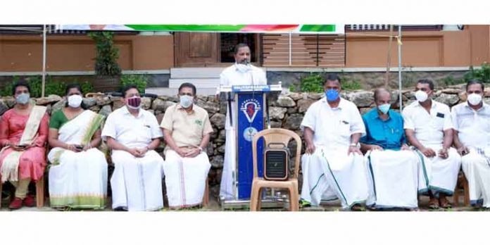പെട്രോളിയം ഉൽപ്പന്നങ്ങളുടെ വില വർദ്ധനവിൽ പ്രതിഷേധിച്ച് കോണ്ഗ്രസിന്റെ സമരപരമ്പര മൈലപ്രയില് ആരംഭിച്ചു പെട്രോളിയം ഉൽപ്പന്നങ്ങളുടെ വില വർദ്ധനവിൽ പ്രതിഷേധിച്ച് കോണ്ഗ്രസിന്റെ സമരപരമ്പര മൈലപ്രയില് ആരംഭിച്ചു