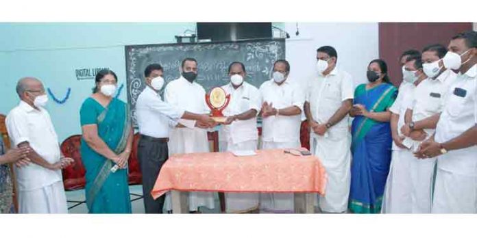 എണ്പത്തിയഞ്ച് വര്ഷം പൂര്ത്തിയായ മൈലപ്രാ എസ്. എച്ച് സ്കൂളിന് 85 എ പ്ലസ് ; രാജീവ് ഗാന്ധി ചാരിറ്റബിള് ഫോറം അവാര്ഡ് നല്കി എണ്പത്തിയഞ്ച് വര്ഷം പൂര്ത്തിയായ മൈലപ്രാ എസ്. എച്ച് സ്കൂളിന് 85 എ പ്ലസ് ; രാജീവ് ഗാന്ധി ചാരിറ്റബിള് ഫോറം അവാര്ഡ് നല്കി