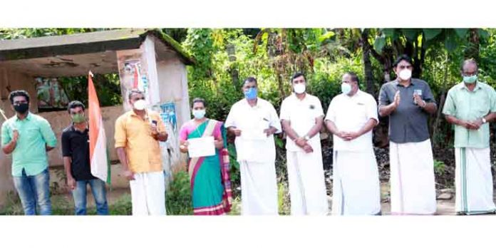 കോവിഡ് വാക്സീൻ വിതരണത്തിലെ ക്രമക്കേടുകൾക്കെതിരെ ‘നിൽപ്പ് സമരം’ നടത്തി കോവിഡ് വാക്സീൻ വിതരണത്തിലെ ക്രമക്കേടുകൾക്കെതിരെ ‘നിൽപ്പ് സമരം’ നടത്തി