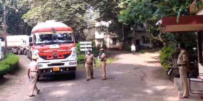 ടാങ്കറിലെ ഇ- ലോക്കുമായി ബന്ധിപ്പിക്കുന്ന പൈപ്പിന്റെ മുകള്ഭാഗം മുറിച്ച് സ്പിരിറ്റ് ചോര്ത്തി ടാങ്കറിലെ ഇ- ലോക്കുമായി ബന്ധിപ്പിക്കുന്ന പൈപ്പിന്റെ മുകള്ഭാഗം മുറിച്ച് സ്പിരിറ്റ് ചോര്ത്തി