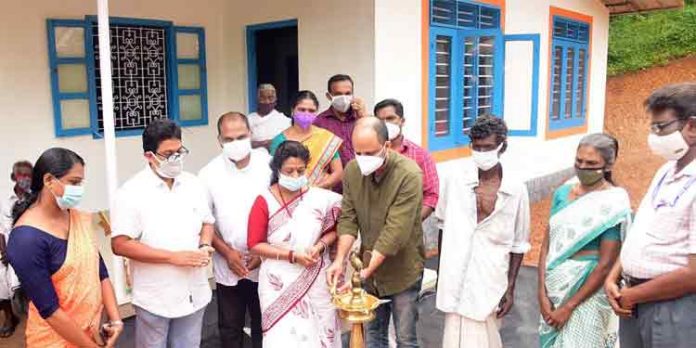ഡോ. എം.എസ്.സുനിലിന്റെ 209-ാമത് സ്നേഹ ഭവനം വിദ്യാർത്ഥിനിയായ രാധികക്കും കുടുംബത്തിനും ഡോ. എം.എസ്.സുനിലിന്റെ 209-ാമത് സ്നേഹ ഭവനം വിദ്യാർത്ഥിനിയായ രാധികക്കും കുടുംബത്തിനും