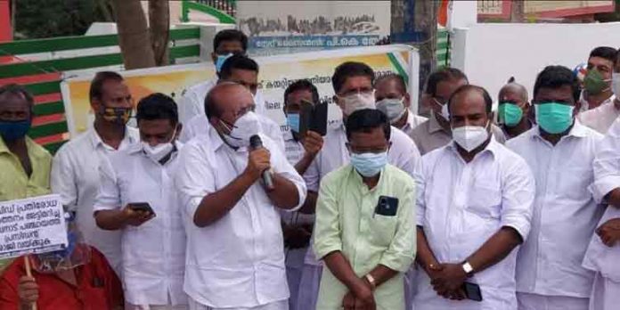 കടമ്പനാട് പഞ്ചായത്ത് ഓഫീസിനു മുമ്പില് 16 ദിവസമായി കോണ്ഗ്രസ് നടത്തിവന്ന സമരം അവസാനിപ്പിച്ചു കടമ്പനാട് പഞ്ചായത്ത് ഓഫീസിനു മുമ്പില് 16 ദിവസമായി കോണ്ഗ്രസ് നടത്തിവന്ന സമരം അവസാനിപ്പിച്ചു