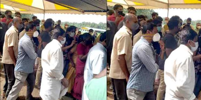 മുട്ടിയുരുമ്മി നിന്ന് കോവിഡ് വാക്സിന് എടുക്കാം ; അധികൃതരുടെ അനാസ്ഥക്കെതിരെ പ്രതിഷേധം മുട്ടിയുരുമ്മി നിന്ന് കോവിഡ് വാക്സിന് എടുക്കാം ; അധികൃതരുടെ അനാസ്ഥക്കെതിരെ പ്രതിഷേധം