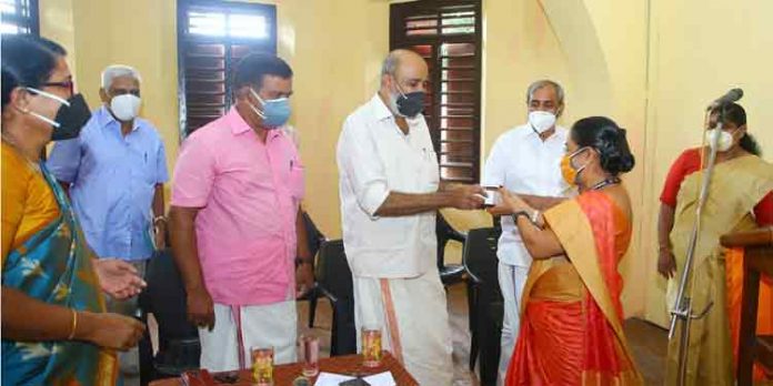 തിരുവല്ല എം.ജി.എം ഹയർ സെക്കന്ററി സ്കൂളിലെ പൂർവ്വ വിദ്യാർത്ഥികളും അദ്ധ്യാപകരും കൈകോര്ത്തു ; വിദ്യാര്ത്ഥികള്ക്ക് നല്കിയത് 73 സ്മാർട്ട് ഫോണുകൾ തിരുവല്ല എം.ജി.എം ഹയർ സെക്കന്ററി സ്കൂളിലെ പൂർവ്വ വിദ്യാർത്ഥികളും അദ്ധ്യാപകരും കൈകോര്ത്തു ; വിദ്യാര്ത്ഥികള്ക്ക് നല്കിയത് 73 സ്മാർട്ട് ഫോണുകൾ