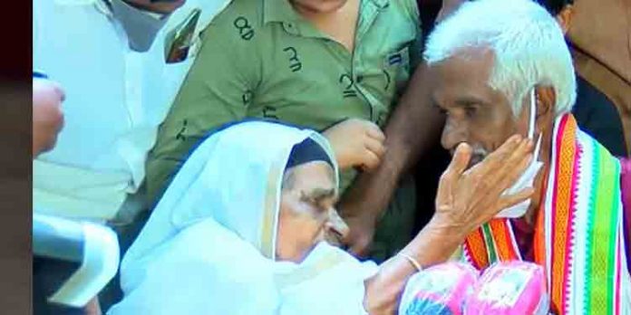 45 വര്ഷം മുമ്പ് വിമാനാപകടത്തില് മരിച്ചുപോയെന്ന് കരുതിയ മകന് തിരിച്ചെത്തി 45 വര്ഷം മുമ്പ് വിമാനാപകടത്തില് മരിച്ചുപോയെന്ന് കരുതിയ മകന് തിരിച്ചെത്തി