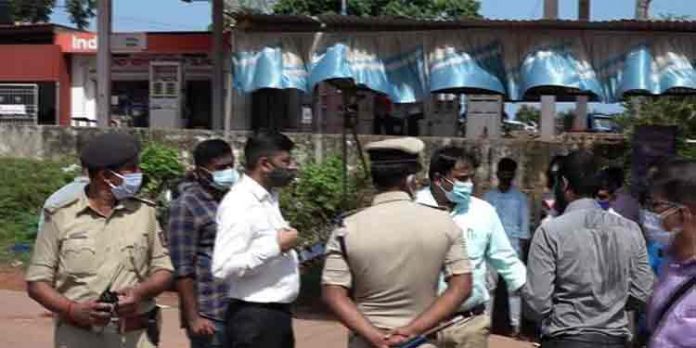 തലപ്പാടി അതിര്ത്തിയില് മലയാളികളുടെ പ്രതിഷേധം ; കര്ണാടക ഏര്പ്പെടുത്തിയ യാത്ര നിയന്ത്രണത്തിനെതിരെ തലപ്പാടി അതിര്ത്തിയില് മലയാളികളുടെ പ്രതിഷേധം ; കര്ണാടക ഏര്പ്പെടുത്തിയ യാത്ര നിയന്ത്രണത്തിനെതിരെ
