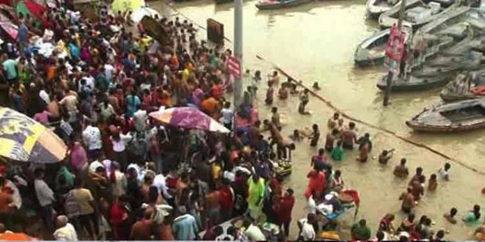 കൊവിഡ് പ്രോട്ടോകോള് ലംഘിച്ച് ആയിരങ്ങള് കാശി വിശ്വനാഥ ക്ഷേത്രത്തില് ദര്ശനത്തിനും ഗംഗാസ്നാനത്തിനും കൊവിഡ് പ്രോട്ടോകോള് ലംഘിച്ച് ആയിരങ്ങള് കാശി വിശ്വനാഥ ക്ഷേത്രത്തില് ദര്ശനത്തിനും ഗംഗാസ്നാനത്തിനും