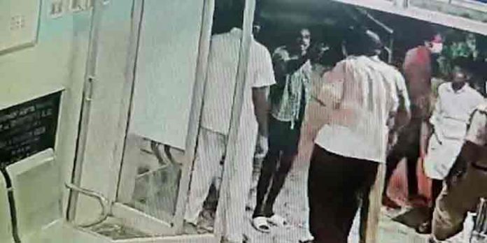 തിരുവനന്തപുരത്തും ഡോക്ടര്ക്ക് നേരെ അക്രമം ; മാസ്ക് ധരിക്കാന് പറഞ്ഞതിന് തിരുവനന്തപുരത്തും ഡോക്ടര്ക്ക് നേരെ അക്രമം ; മാസ്ക് ധരിക്കാന് പറഞ്ഞതിന്
