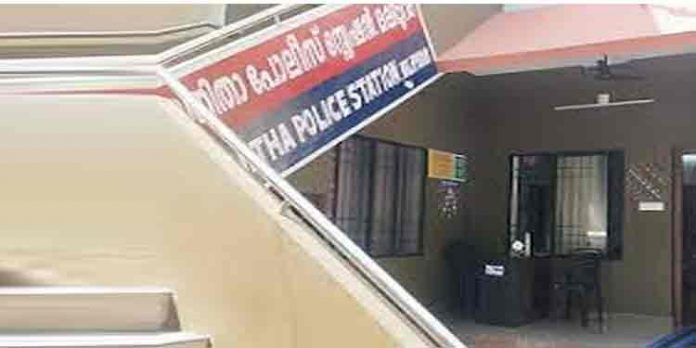 കൊട്ടാരക്കര വനിതാ പോലീസ് സ്റ്റേഷനില് എസ്ഐമാര് തമ്മിലടിച്ചു ; ഒരാളുടെ കൈ ഒടിഞ്ഞു കൊട്ടാരക്കര വനിതാ പോലീസ് സ്റ്റേഷനില് എസ്ഐമാര് തമ്മിലടിച്ചു ; ഒരാളുടെ കൈ ഒടിഞ്ഞു