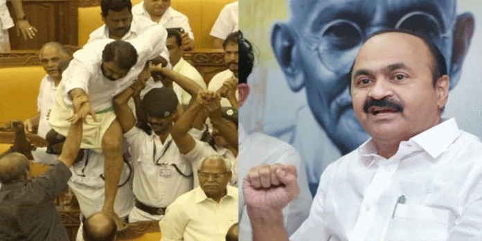 മന്ത്രി വി.ശിവന്കുട്ടി രാജിവെയ്ക്കണമെന്ന് ആവശ്യപ്പെട്ട് യുഡിഎഫ് ഇന്ന് സംസ്ഥാനവ്യാപകമായി സമരം നടത്തും മന്ത്രി വി.ശിവന്കുട്ടി രാജിവെയ്ക്കണമെന്ന് ആവശ്യപ്പെട്ട് യുഡിഎഫ് ഇന്ന് സംസ്ഥാനവ്യാപകമായി സമരം നടത്തും