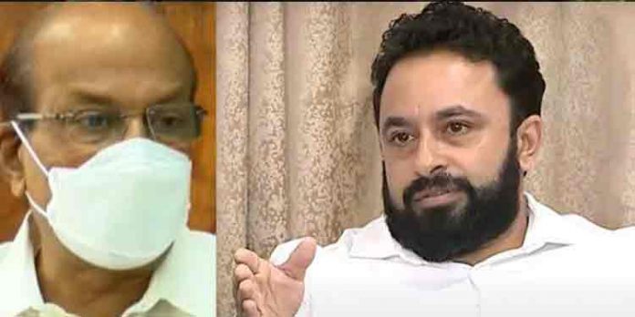 കുഞ്ഞാലിക്കുട്ടിക്കെതിരെ വാര്ത്താസമ്മേളനത്തില് രൂക്ഷവിമര്ശനം ഉന്നയിച്ച ഹൈദരലി ശിഹാബ് തങ്ങളുടെ മകന് മൊയിന് അലിക്ക് ലീഗ് പ്രവര്ത്തകന്റെ ഭീഷണി കുഞ്ഞാലിക്കുട്ടിക്കെതിരെ വാര്ത്താസമ്മേളനത്തില് രൂക്ഷവിമര്ശനം ഉന്നയിച്ച ഹൈദരലി ശിഹാബ് തങ്ങളുടെ മകന് മൊയിന് അലിക്ക് ലീഗ് പ്രവര്ത്തകന്റെ ഭീഷണി