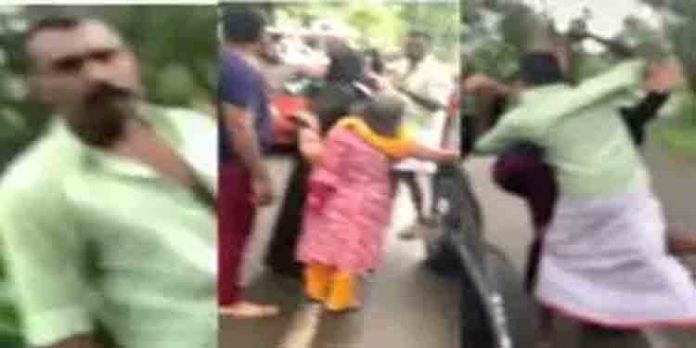 സ്ത്രീയെ നടുറോഡില് മര്ദ്ദിച്ച് പോലീസ് ഉദ്യോഗസ്ഥന് സ്ത്രീയെ നടുറോഡില് മര്ദ്ദിച്ച് പോലീസ് ഉദ്യോഗസ്ഥന്