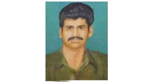 കോടതി ഉത്തരവുണ്ടായിട്ടും വീരമൃത്യവരിച്ച സി.ആര്.പി.എഫ് ജവാന്റെ കുടുംബത്തെ സര്ക്കാര് ആശ്രിത നിയമനത്തില് നിന്ന് അവഗണിക്കുന്നു കോടതി ഉത്തരവുണ്ടായിട്ടും വീരമൃത്യവരിച്ച സി.ആര്.പി.എഫ് ജവാന്റെ കുടുംബത്തെ സര്ക്കാര് ആശ്രിത നിയമനത്തില് നിന്ന് അവഗണിക്കുന്നു