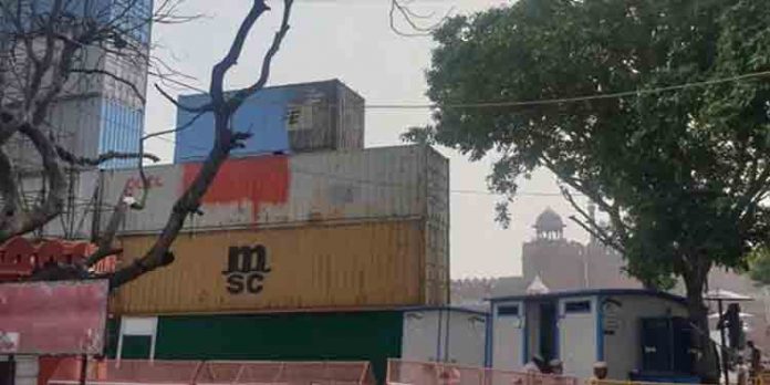 കൂടുതല് സുരക്ഷ : ചെങ്കോട്ടക്ക് മുന്നില് ഷിപ്പിങ് കണ്ടയ്നറുകള് നിരത്തി കൂടുതല് സുരക്ഷ : ചെങ്കോട്ടക്ക് മുന്നില് ഷിപ്പിങ് കണ്ടയ്നറുകള് നിരത്തി