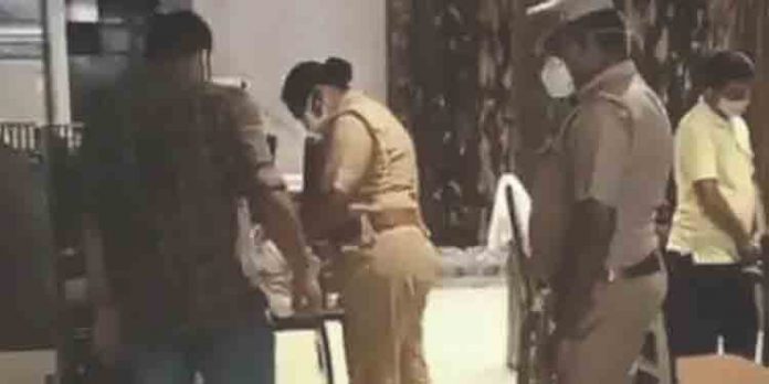 ഹോട്ടല് മുറിയില് മലയാളിയുവതി മരിച്ചനിലയില് ; ഒപ്പമുണ്ടായിരുന്നയാൾക്ക് ഗുരുതരപരുക്ക് ഹോട്ടല് മുറിയില് മലയാളിയുവതി മരിച്ചനിലയില് ; ഒപ്പമുണ്ടായിരുന്നയാൾക്ക് ഗുരുതരപരുക്ക്