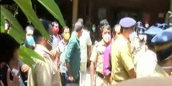 മാധ്യമപ്രവര്ത്തകര്ക്ക് മര്ദ്ധനം : ശ്രീറാം വെങ്കിട്ടരാമന്റെയും വഫ ഫിറോസിന്റെയും ചിത്രം പകര്ത്തുന്നതിനിടെ മാധ്യമപ്രവര്ത്തകര്ക്ക് മര്ദ്ധനം : ശ്രീറാം വെങ്കിട്ടരാമന്റെയും വഫ ഫിറോസിന്റെയും ചിത്രം പകര്ത്തുന്നതിനിടെ