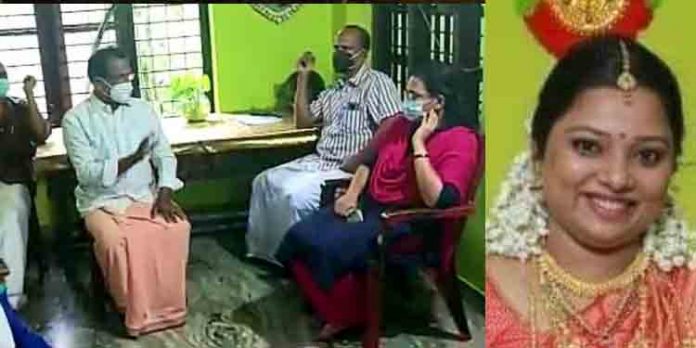 പെരിങ്ങോട്ടുകരയിലെ ശ്രുതിയുടെ കൊലപാതക കേസ് തേച്ചു മായ്ച്ചു കളയാന് പോലീസ് ശ്രമിക്കുന്നു : കെ.കെ രമ പെരിങ്ങോട്ടുകരയിലെ ശ്രുതിയുടെ കൊലപാതക കേസ് തേച്ചു മായ്ച്ചു കളയാന് പോലീസ് ശ്രമിക്കുന്നു : കെ.കെ രമ