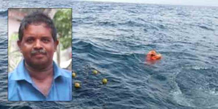 മത്സ്യബന്ധന ബോട്ട് മണല് തിട്ടയില് ഇടിച്ച് രണ്ടായി പിളര്ന്നു ; ഒരാള് മരിച്ചു മത്സ്യബന്ധന ബോട്ട് മണല് തിട്ടയില് ഇടിച്ച് രണ്ടായി പിളര്ന്നു ; ഒരാള് മരിച്ചു