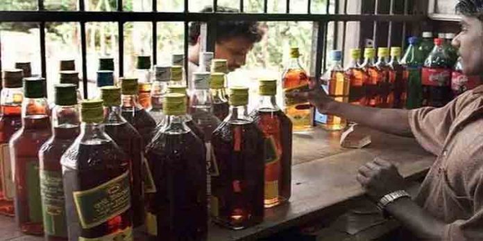 സംസ്ഥാനത്ത് കോവിഡ് മാനദണ്ഡങ്ങള് പുതുക്കിയതോടെ ബീവറേജെസില് എത്തിയ പലര്ക്കും മദ്യം ലഭിച്ചില്ല സംസ്ഥാനത്ത് കോവിഡ് മാനദണ്ഡങ്ങള് പുതുക്കിയതോടെ ബീവറേജെസില് എത്തിയ പലര്ക്കും മദ്യം ലഭിച്ചില്ല