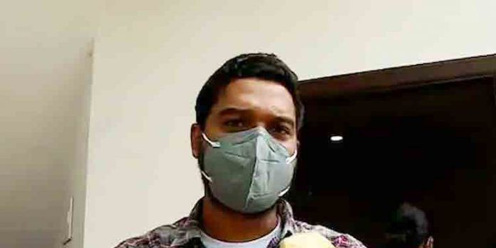 സി.പി.എം നേതാക്കളെ അറസ്റ്റ് ചെയ്യാത്തതില് പ്രതിഷേധിച്ച് ഡോക്ടറുടെ വേറിട്ട പ്രതിഷേധം സി.പി.എം നേതാക്കളെ അറസ്റ്റ് ചെയ്യാത്തതില് പ്രതിഷേധിച്ച് ഡോക്ടറുടെ വേറിട്ട പ്രതിഷേധം