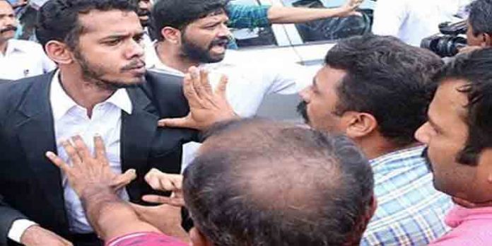 ഹൈക്കോടതി മുന്നില് അഭിഭാഷകരും മാധ്യമപ്രവര്ത്തകരും തമ്മിലുണ്ടായ സംഘര്ഷം ; പി.എ മുഹമ്മദ് കമ്മീഷന് റിപ്പോര്ട്ട് സമര്പ്പിച്ചു ഹൈക്കോടതി മുന്നില് അഭിഭാഷകരും മാധ്യമപ്രവര്ത്തകരും തമ്മിലുണ്ടായ സംഘര്ഷം ; പി.എ മുഹമ്മദ് കമ്മീഷന് റിപ്പോര്ട്ട് സമര്പ്പിച്ചു