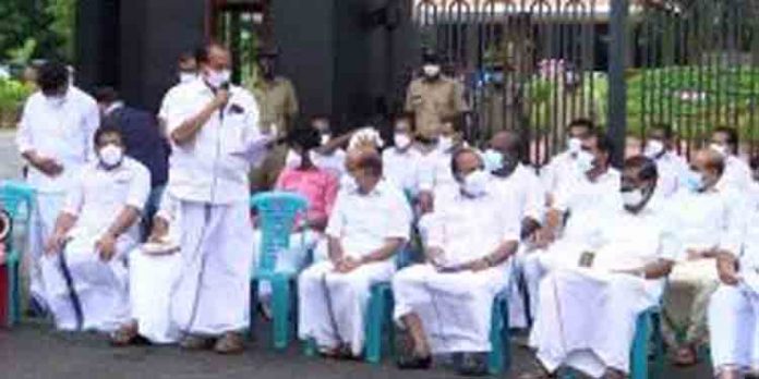 സര്ക്കാറിനെതിരായ ‘അടിയന്തര പ്രമേയം’ പ്രതീകാത്മകമായി അവതരിപ്പിച്ച് പ്രതിപക്ഷം സര്ക്കാറിനെതിരായ ‘അടിയന്തര പ്രമേയം’ പ്രതീകാത്മകമായി അവതരിപ്പിച്ച് പ്രതിപക്ഷം