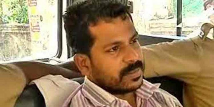 ജയിലില് വീണ്ടും ഫോണ് വിളി ; ജയിലിലെ ശുചിമുറിയില് നിന്ന് കൊടി സുനിയുടെ സുഹൃത്തിനെ പിടികൂടി ജയിലില് വീണ്ടും ഫോണ് വിളി ; ജയിലിലെ ശുചിമുറിയില് നിന്ന് കൊടി സുനിയുടെ സുഹൃത്തിനെ പിടികൂടി