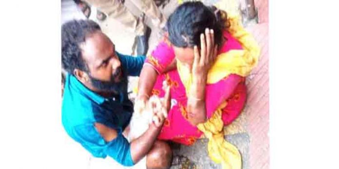 കാലടിയില് യുവതിയെ യുവാവ് കമ്പിവടികൊണ്ട് അടിച്ച് പരിക്കേല്പിച്ചു കാലടിയില് യുവതിയെ യുവാവ് കമ്പിവടികൊണ്ട് അടിച്ച് പരിക്കേല്പിച്ചു