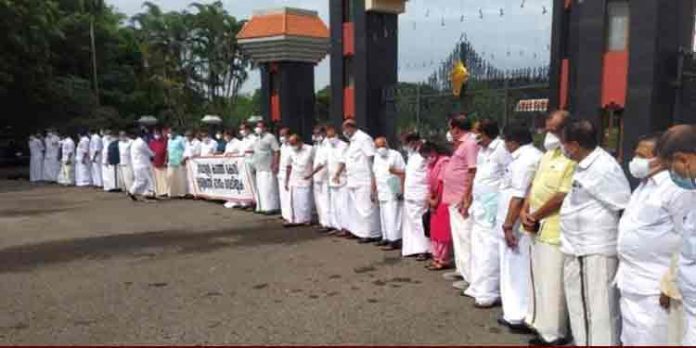 പ്രതിപക്ഷം വീണ്ടും സഭ ബഹിഷ്കരിച്ചു ; നിയമസഭാ കവാടത്തില് അഴിമതി വിരുദ്ധ മതില് തീര്ത്തു പ്രതിപക്ഷം വീണ്ടും സഭ ബഹിഷ്കരിച്ചു ; നിയമസഭാ കവാടത്തില് അഴിമതി വിരുദ്ധ മതില് തീര്ത്തു