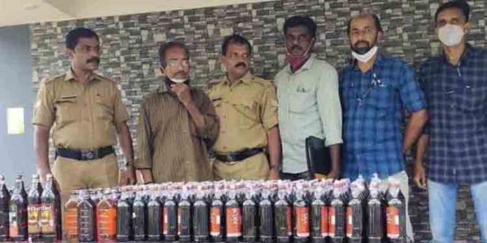 കായംകുളത്ത് വീട്ടില് സൂക്ഷിച്ച 350 കുപ്പി മദ്യം പിടികൂടി കായംകുളത്ത് വീട്ടില് സൂക്ഷിച്ച 350 കുപ്പി മദ്യം പിടികൂടി