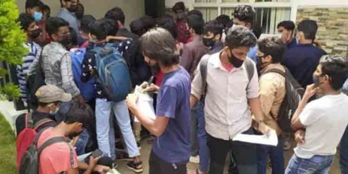 കോവിഡ് മാനദണ്ഡങ്ങള് കാറ്റില് പറത്തി വിദ്യാര്ത്ഥികള്ക്കുള്ള നീന്തല് സെലക്ഷന് കോവിഡ് മാനദണ്ഡങ്ങള് കാറ്റില് പറത്തി വിദ്യാര്ത്ഥികള്ക്കുള്ള നീന്തല് സെലക്ഷന്