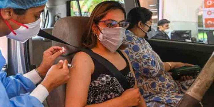 വാഹനത്തിലിരുന്ന് വാക്സിന് സ്വീകരിക്കാന് കഴിയുന്ന ഡ്രൈവ് ത്രൂ വാക്സിനേഷന് സംവിധാനം തിരുവനന്തപുരത്തും വാഹനത്തിലിരുന്ന് വാക്സിന് സ്വീകരിക്കാന് കഴിയുന്ന ഡ്രൈവ് ത്രൂ വാക്സിനേഷന് സംവിധാനം തിരുവനന്തപുരത്തും