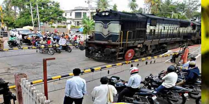 അര്ധരാത്രിയില് ഡ്യൂട്ടിയിലായിരുന്ന റെയില്വേ സ്റ്റേഷന് ജീവനക്കാരിയെ വെട്ടിപ്പരിക്കേല്പിച്ച് മാല കവര്ന്നു അര്ധരാത്രിയില് ഡ്യൂട്ടിയിലായിരുന്ന റെയില്വേ സ്റ്റേഷന് ജീവനക്കാരിയെ വെട്ടിപ്പരിക്കേല്പിച്ച് മാല കവര്ന്നു