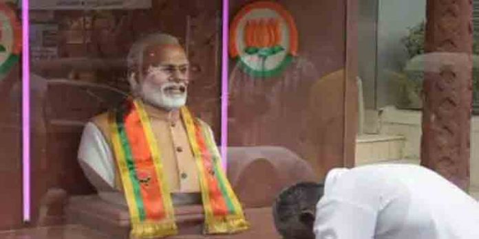 പ്രധാനമന്ത്രി നരേന്ദ്ര മോദിയുടെ പേരില് ഉള്ള ക്ഷേത്രത്തില് നിന്നും അദ്ദേഹത്തിന്റെ പ്രതിമ മാറ്റി പ്രധാനമന്ത്രി നരേന്ദ്ര മോദിയുടെ പേരില് ഉള്ള ക്ഷേത്രത്തില് നിന്നും അദ്ദേഹത്തിന്റെ പ്രതിമ മാറ്റി