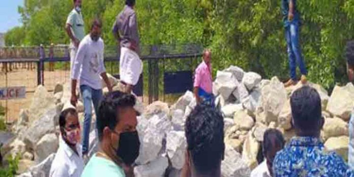 വിഴിഞ്ഞം അദാനി പോര്ട്ട് പദ്ധതി : കുരിശ്ശടി പൊളിച്ചു മാറ്റണമെന്നതീരുമാനത്തിനെതിരെ വന് പ്രതിക്ഷേധം വിഴിഞ്ഞം അദാനി പോര്ട്ട് പദ്ധതി : കുരിശ്ശടി പൊളിച്ചു മാറ്റണമെന്നതീരുമാനത്തിനെതിരെ വന് പ്രതിക്ഷേധം