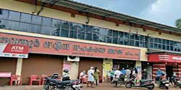 കരുവന്നൂര് ബാങ്ക് തട്ടിപ്പ് കേസ് : പ്രതികളെ തെളിവെടുപ്പിനായി ബാങ്കിലെത്തിച്ചു കരുവന്നൂര് ബാങ്ക് തട്ടിപ്പ് കേസ് : പ്രതികളെ തെളിവെടുപ്പിനായി ബാങ്കിലെത്തിച്ചു