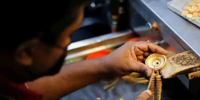 എച്ച് യു ഐ ഡി പിന്വലിക്കണമെന്നാവശ്യപ്പെട്ട് കേരളത്തിലെ സ്വര്ണ വ്യാപാരികള് തിങ്കളാഴ്ച കരിദിനം ആചരിക്കും എച്ച് യു ഐ ഡി പിന്വലിക്കണമെന്നാവശ്യപ്പെട്ട് കേരളത്തിലെ സ്വര്ണ വ്യാപാരികള് തിങ്കളാഴ്ച കരിദിനം ആചരിക്കും