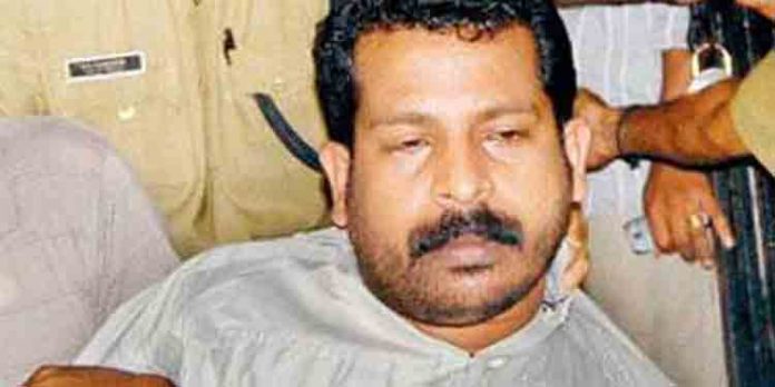 ടിപി ചന്ദ്രശേഖരന് വധക്കേസിലെ പ്രതി കൊടി സുനിയുടെ സെല്ലില്നിന്ന് മൊബൈല് ഫോണും കഞ്ചാവും പിടികൂടി ടിപി ചന്ദ്രശേഖരന് വധക്കേസിലെ പ്രതി കൊടി സുനിയുടെ സെല്ലില്നിന്ന് മൊബൈല് ഫോണും കഞ്ചാവും പിടികൂടി