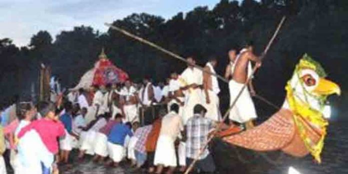 തിരുവാറന്മുളയപ്പനുള്ള ഓണവിഭവങ്ങളുമായി തിരുവോണ തോണി പുറപ്പെട്ടു തിരുവാറന്മുളയപ്പനുള്ള ഓണവിഭവങ്ങളുമായി തിരുവോണ തോണി പുറപ്പെട്ടു