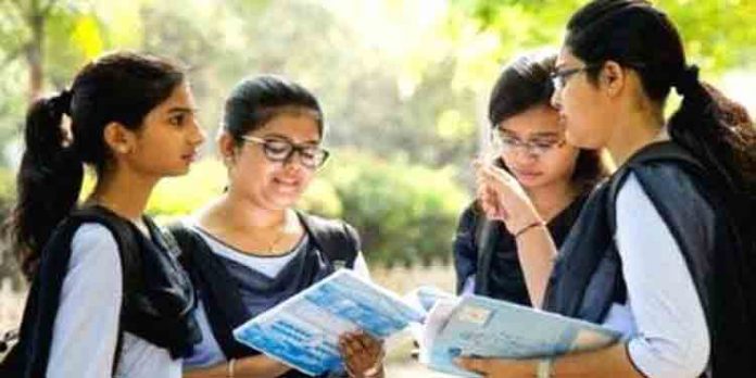 പ്ലസ് വണ് പൊതുപരീക്ഷയും അലോട്ട്മെന്റും ഒരേദിവസം ; ഇതിനെതിരെ അധ്യാപകര് രംഗത്ത് പ്ലസ് വണ് പൊതുപരീക്ഷയും അലോട്ട്മെന്റും ഒരേദിവസം ; ഇതിനെതിരെ അധ്യാപകര് രംഗത്ത്