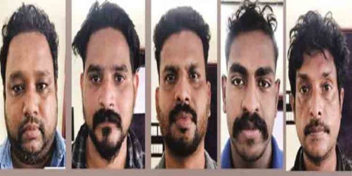 വാടകക്കെടുത്ത ആഡംബര വാഹനങ്ങള് പണയംവെച്ച് പണം തട്ടുന്ന അഞ്ചംഗസംഘം പോലീസിന്റെ പിടിയില് വാടകക്കെടുത്ത ആഡംബര വാഹനങ്ങള് പണയംവെച്ച് പണം തട്ടുന്ന അഞ്ചംഗസംഘം പോലീസിന്റെ പിടിയില്