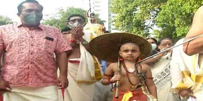 തിരുവോണ നാളില് തൃക്കാക്കരയപ്പനെ തൊഴുത് സായൂജ്യമടഞ്ഞ് ഭക്തര് തിരുവോണ നാളില് തൃക്കാക്കരയപ്പനെ തൊഴുത് സായൂജ്യമടഞ്ഞ് ഭക്തര്