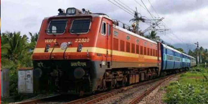 ഓടുന്ന ട്രെയിനില് നിന്ന് ചാടിയ യുവതിയും രണ്ട് മാസം പ്രായമുള്ള കുഞ്ഞും മരിച്ചു ഓടുന്ന ട്രെയിനില് നിന്ന് ചാടിയ യുവതിയും രണ്ട് മാസം പ്രായമുള്ള കുഞ്ഞും മരിച്ചു