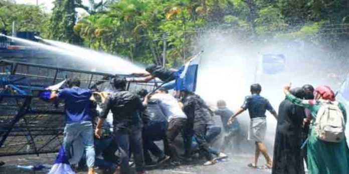 എസ്എസ്എല്സി വിജയിച്ച മുഴുവന് വിദ്യാര്ഥികള്ക്കും ഉപരിപഠനം ; ഫ്രറ്റേണിറ്റി ഡി.ഡി.ഇ ഓഫീസ് മാര്ച്ച് : പോലിസ് ജലപീരങ്കി പ്രയോഗിച്ചു എസ്എസ്എല്സി വിജയിച്ച മുഴുവന് വിദ്യാര്ഥികള്ക്കും ഉപരിപഠനം ; ഫ്രറ്റേണിറ്റി ഡി.ഡി.ഇ ഓഫീസ് മാര്ച്ച് : പോലിസ് ജലപീരങ്കി പ്രയോഗിച്ചു