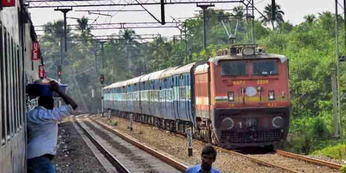 ഭാര്യ ട്രെയിനില് കയറിയില്ലെന്ന സംശയം : ഓടിക്കൊണ്ടിരുന്ന ട്രെയിനില് നിന്ന് ചാടിയിറങ്ങിയ യുവാവിന്റെ കാല് അറ്റു ഭാര്യ ട്രെയിനില് കയറിയില്ലെന്ന സംശയം : ഓടിക്കൊണ്ടിരുന്ന ട്രെയിനില് നിന്ന് ചാടിയിറങ്ങിയ യുവാവിന്റെ കാല് അറ്റു