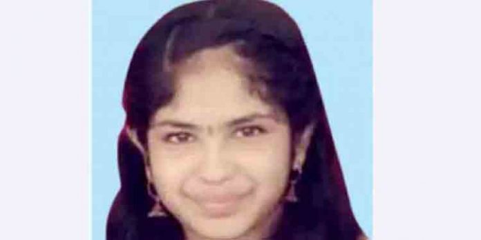 പെണ്കുട്ടിയെ വീടിനുള്ളില് തൂങ്ങി മരിച്ച നിലയില് കണ്ടെത്തി പെണ്കുട്ടിയെ വീടിനുള്ളില് തൂങ്ങി മരിച്ച നിലയില് കണ്ടെത്തി